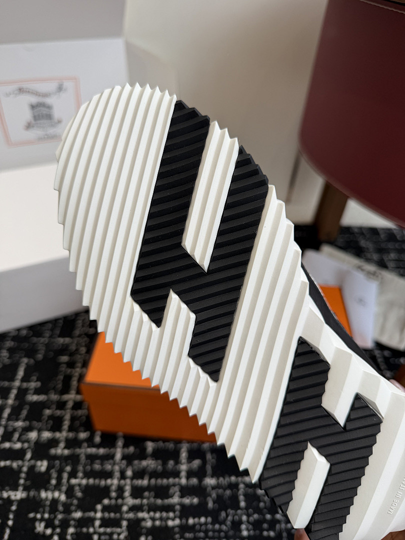 H**me5 SNEAKER
