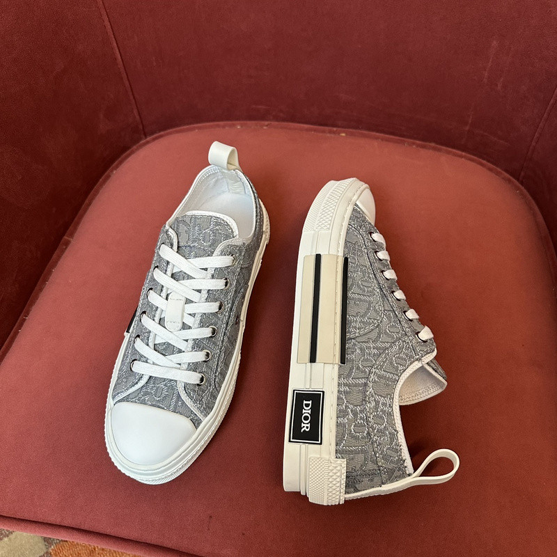 DR B23 Low Top Sneaker