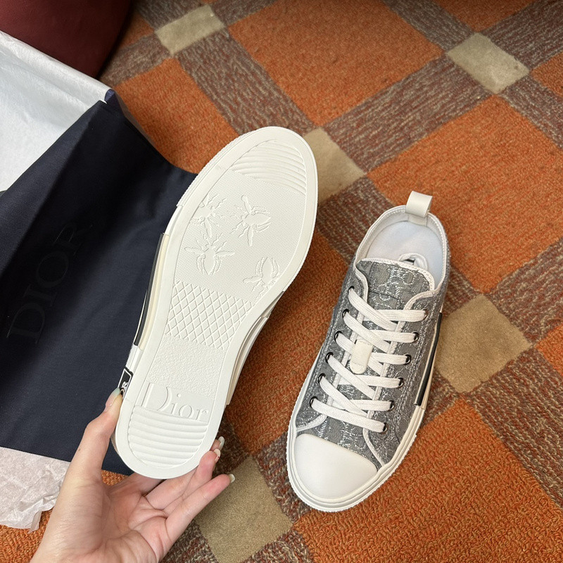 DR B23 Low Top Sneaker