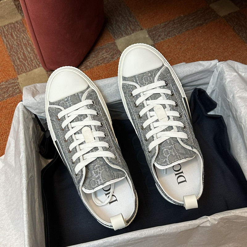 DR B23 Low Top Sneaker