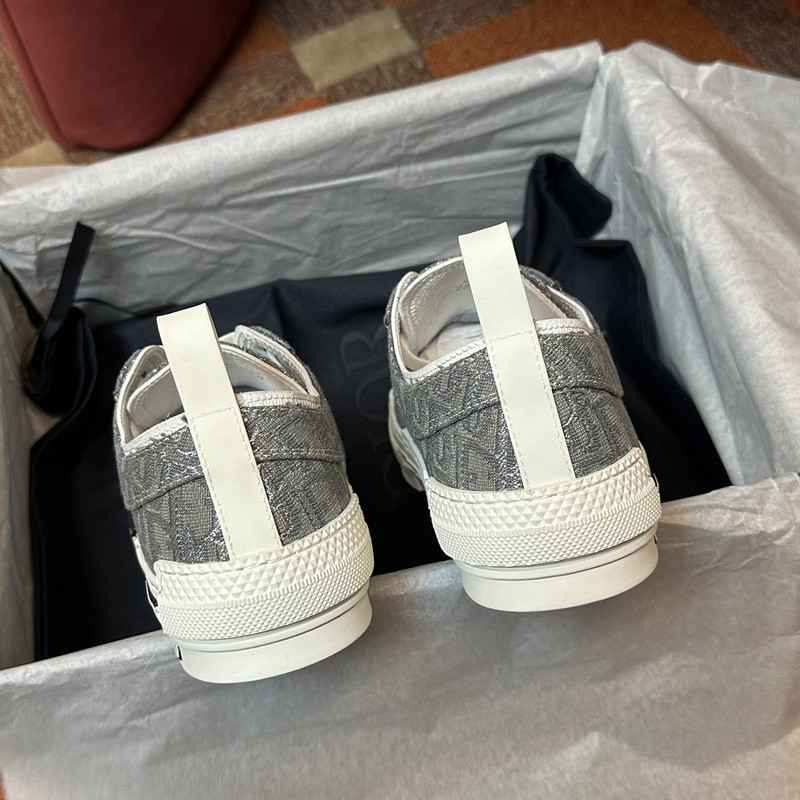 DR B23 Low Top Sneaker
