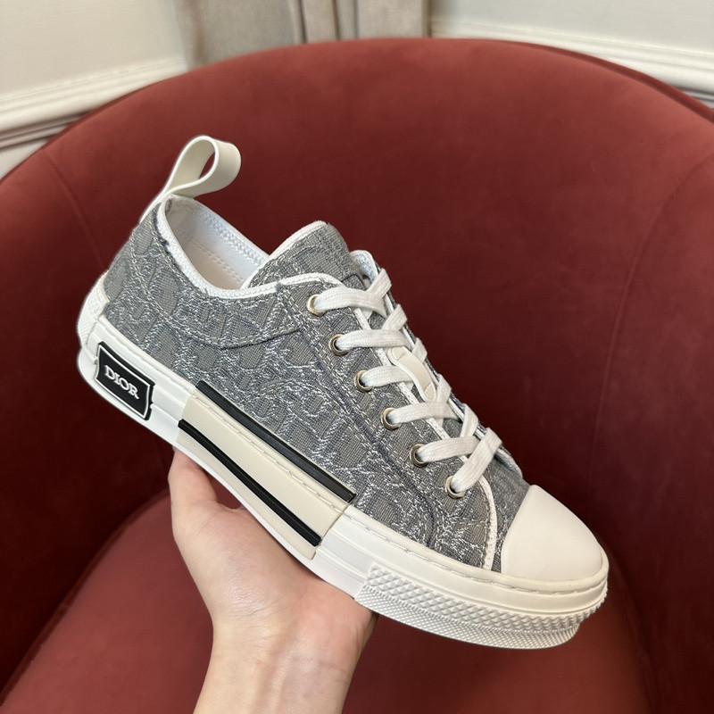 DR B23 Low Top Sneaker