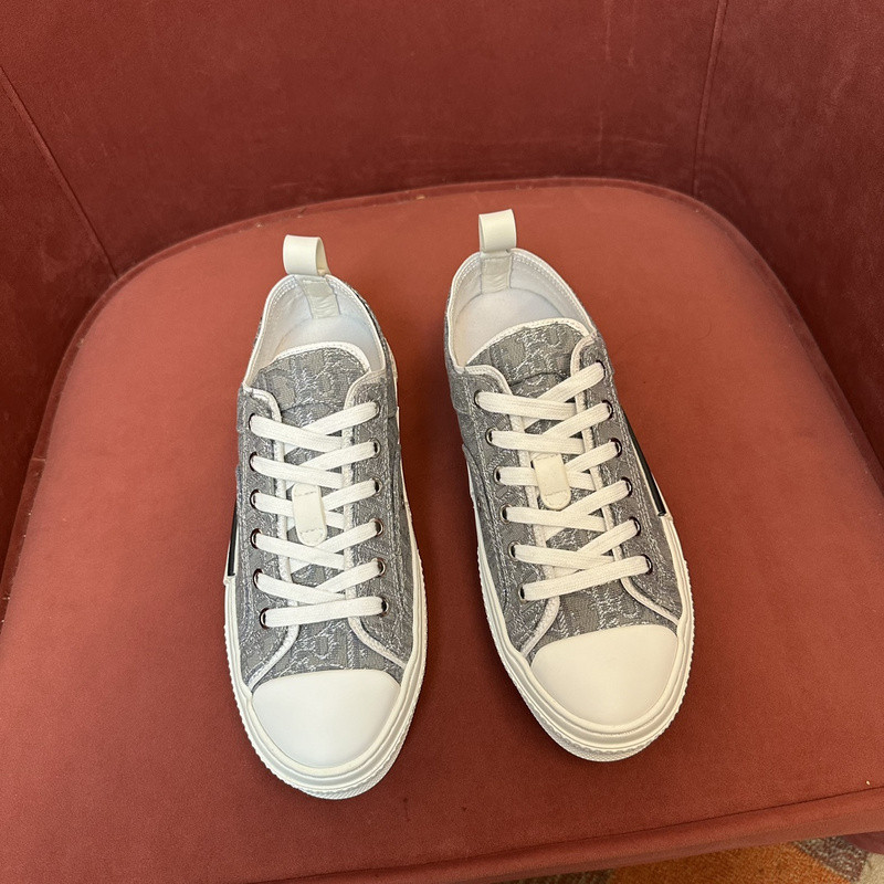 DR B23 Low Top Sneaker