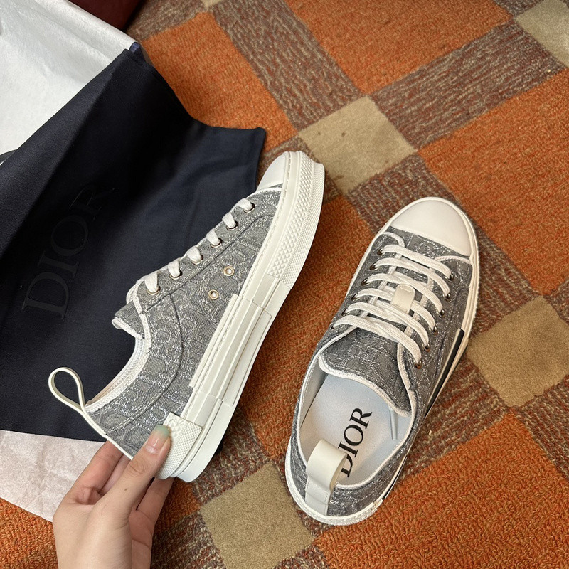 DR B23 Low Top Sneaker