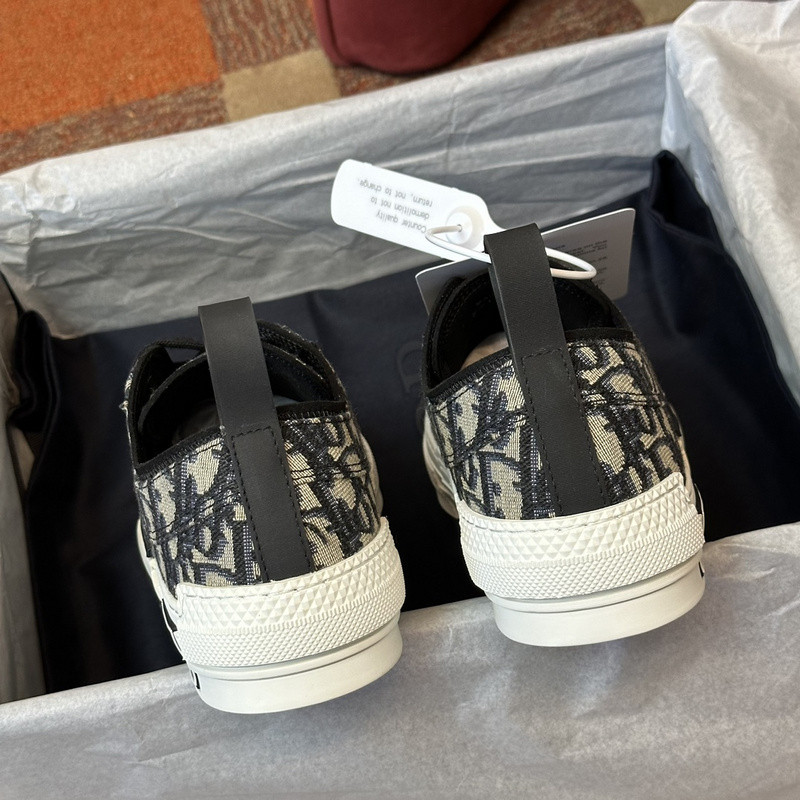 DR B23 Low Top Sneaker