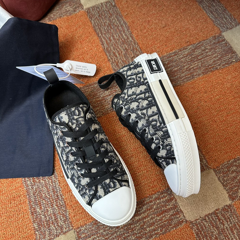 DR B23 Low Top Sneaker