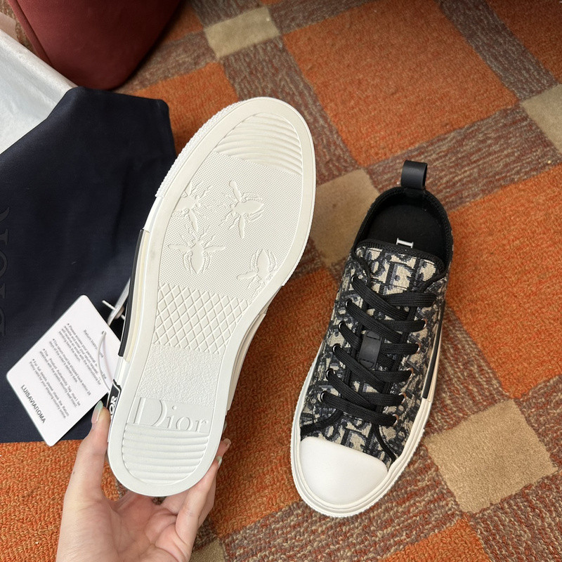 DR B23 Low Top Sneaker