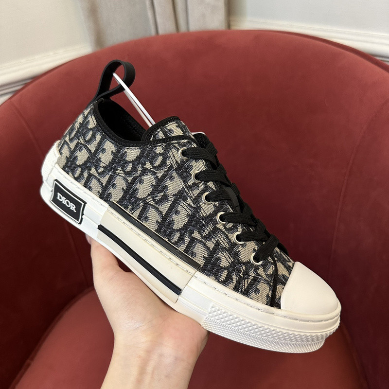 DR B23 Low Top Sneaker