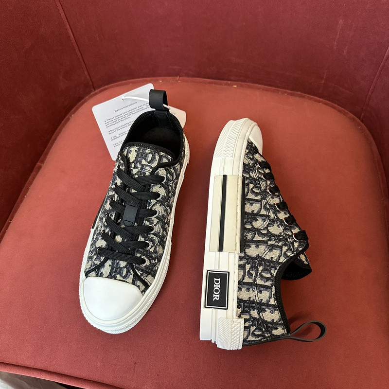 DR B23 Low Top Sneaker