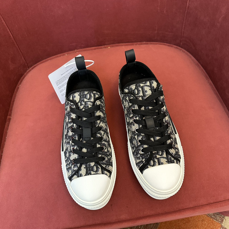 DR B23 Low Top Sneaker