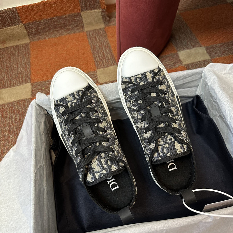 DR B23 Low Top Sneaker