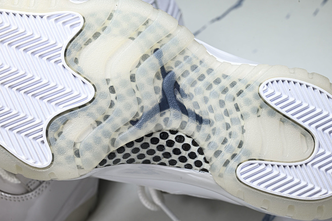 Comme Des Garçons x Air Jordan 11 "White" IV7639-100