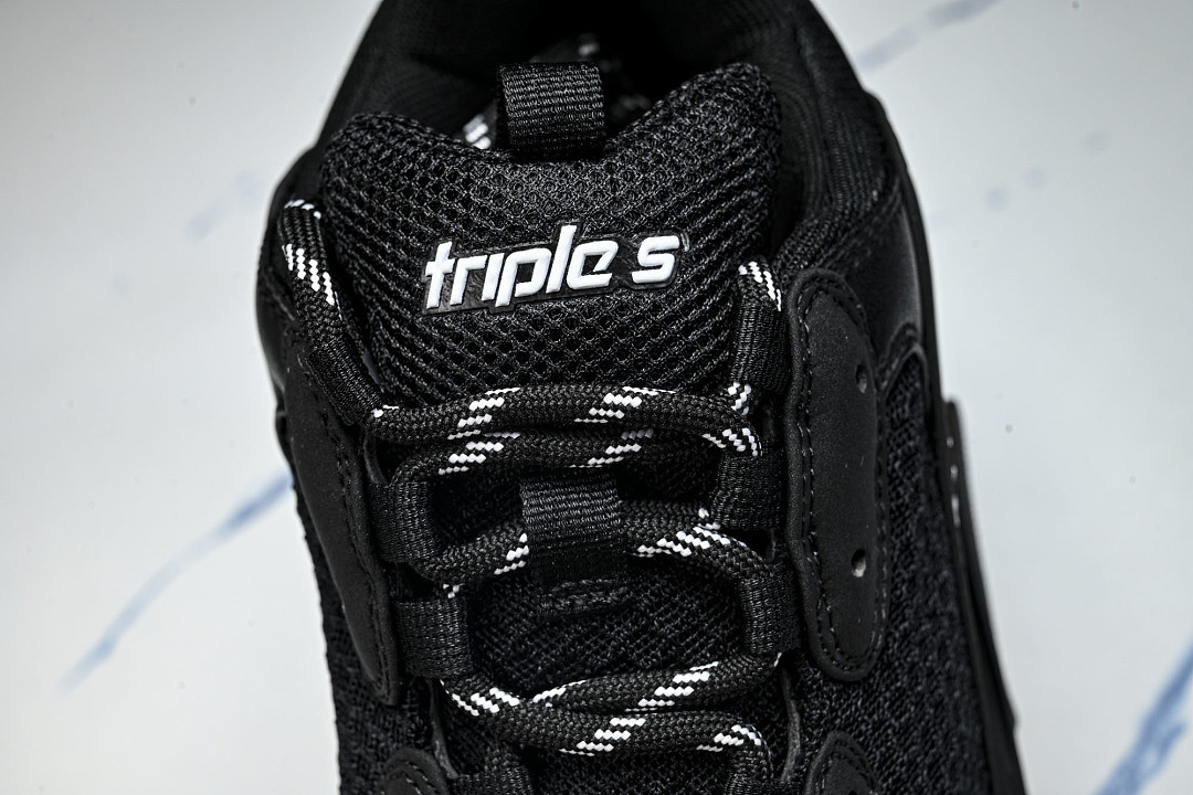 Ba1en*iaga Triple S 3.0 W2FR1-1053