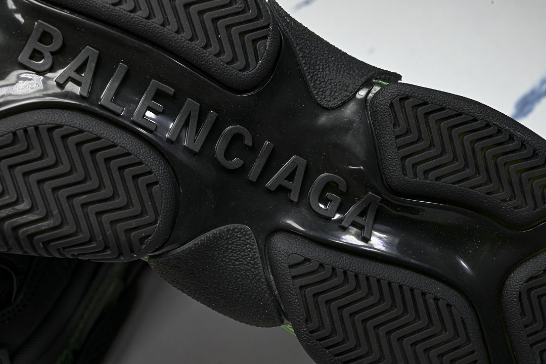 Ba1en*iaga Triple S 3.0 W09ON-1047