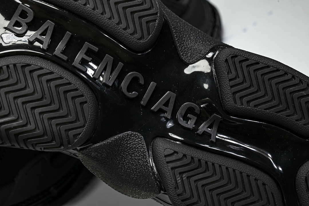 Ba1en*iaga Triple S 3.0 W1FB3-1001