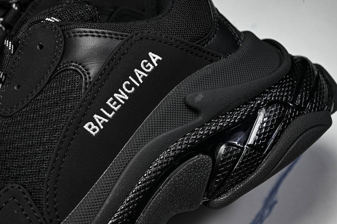 Ba1en*iaga Triple S 3.0 W1FB3-1001