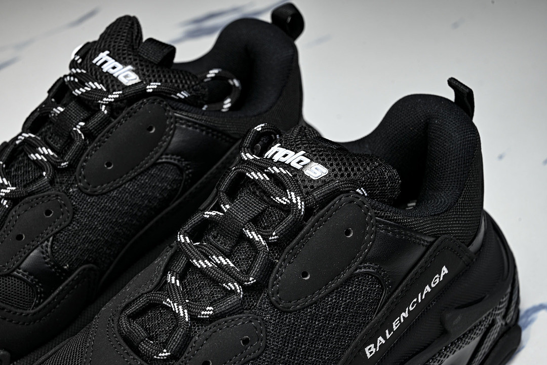Ba1en*iaga Triple S 3.0 W1FB3-1001