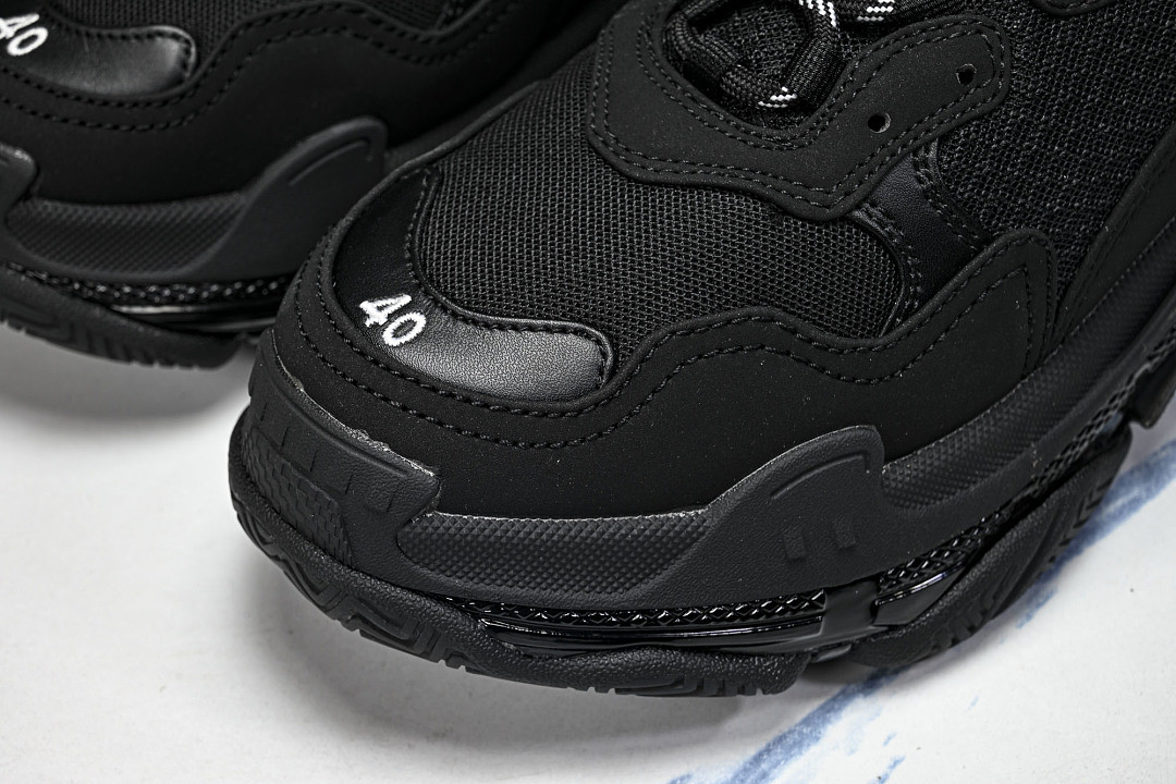 Ba1en*iaga Triple S 3.0 W1FB3-1001