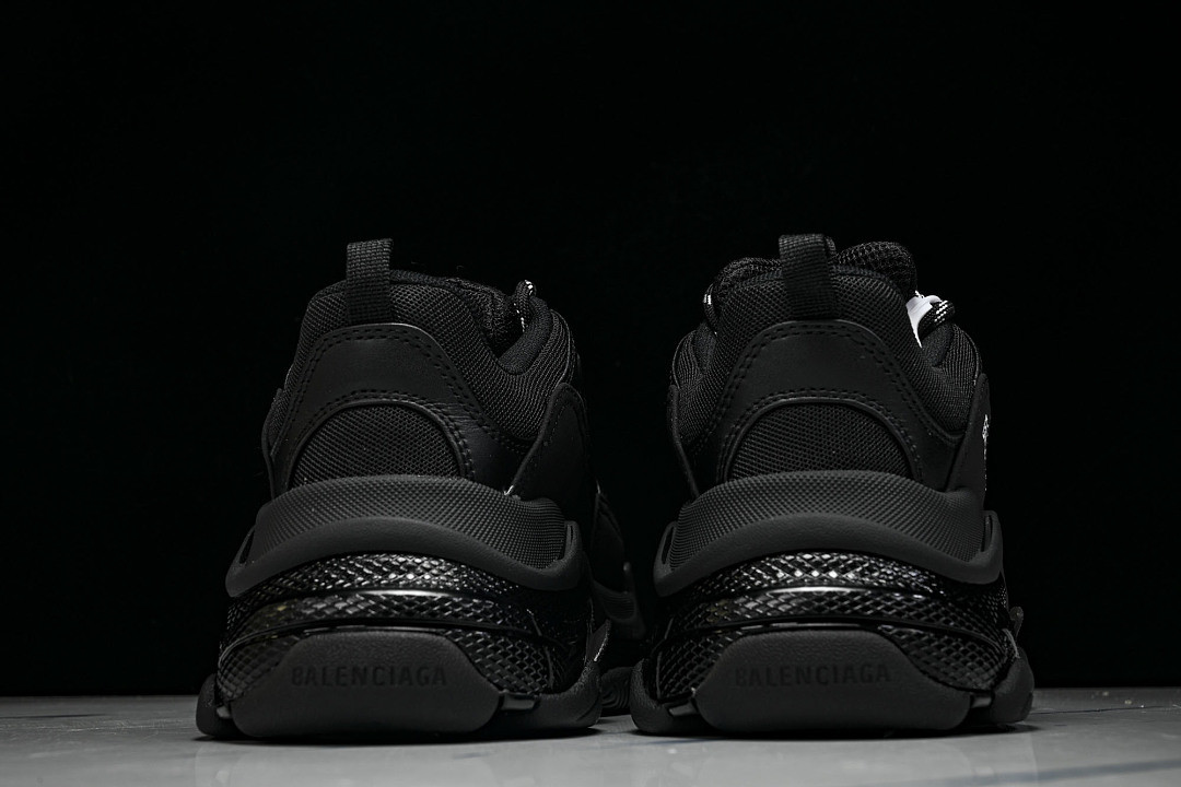 Ba1en*iaga Triple S 3.0 W1FB3-1001