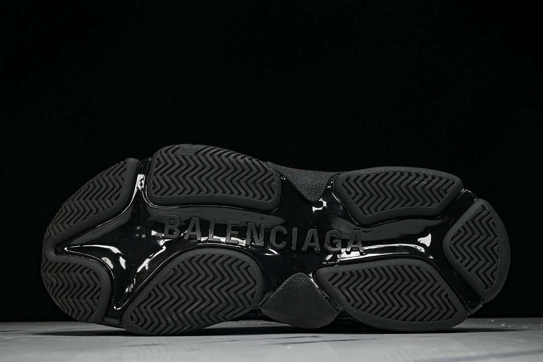 Ba1en*iaga Triple S 3.0 W1FB3-1001