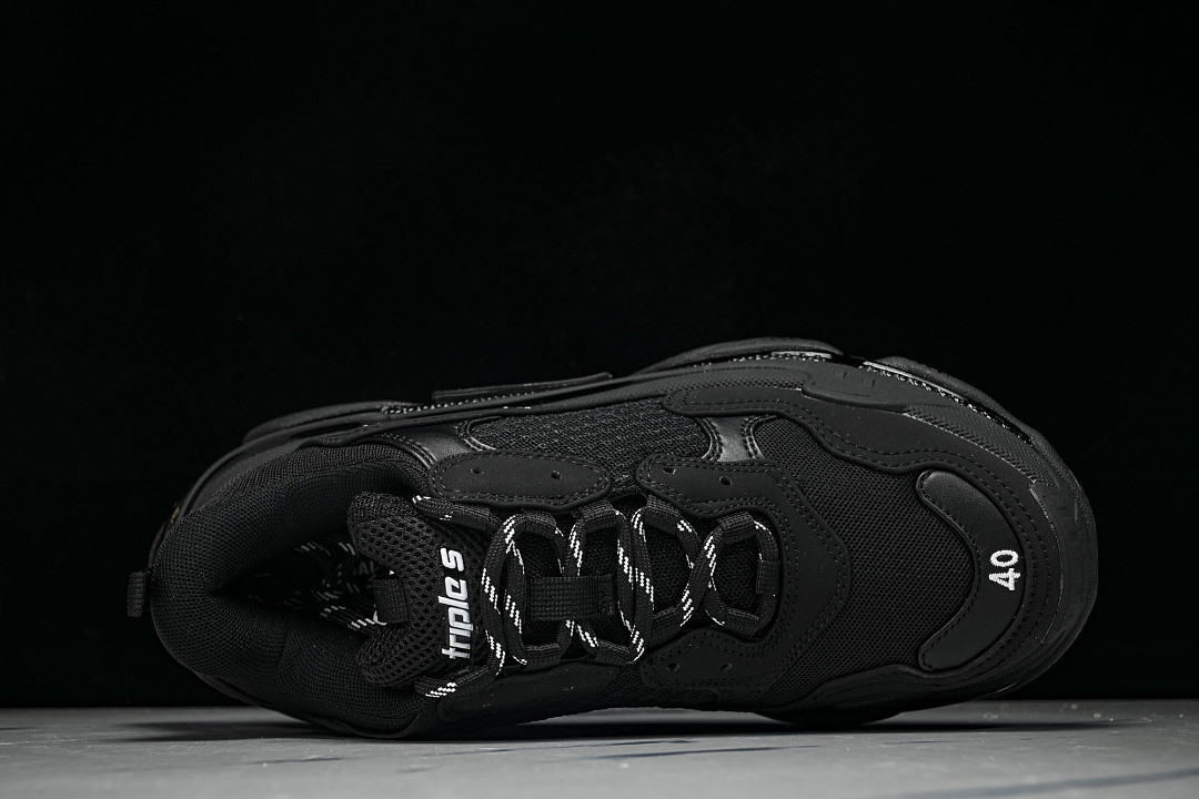 Ba1en*iaga Triple S 3.0 W1FB3-1001