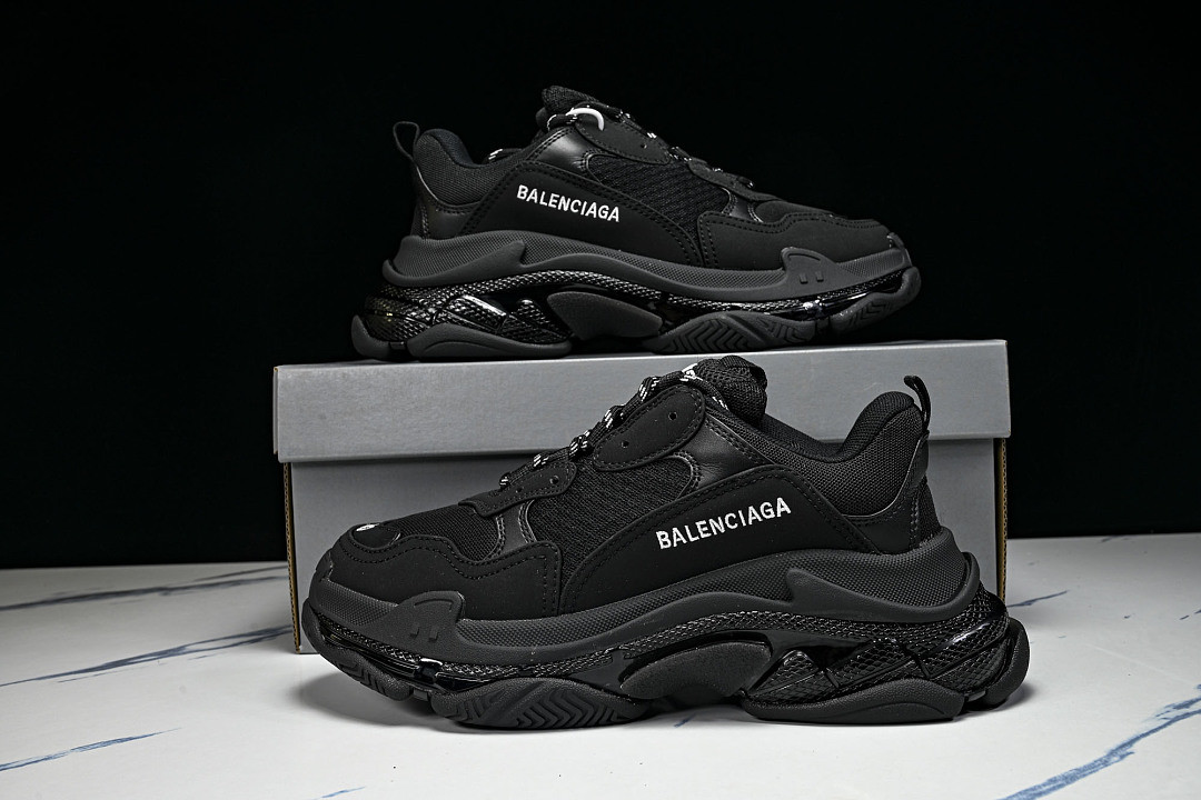 Ba1en*iaga Triple S 3.0 W1FB3-1001