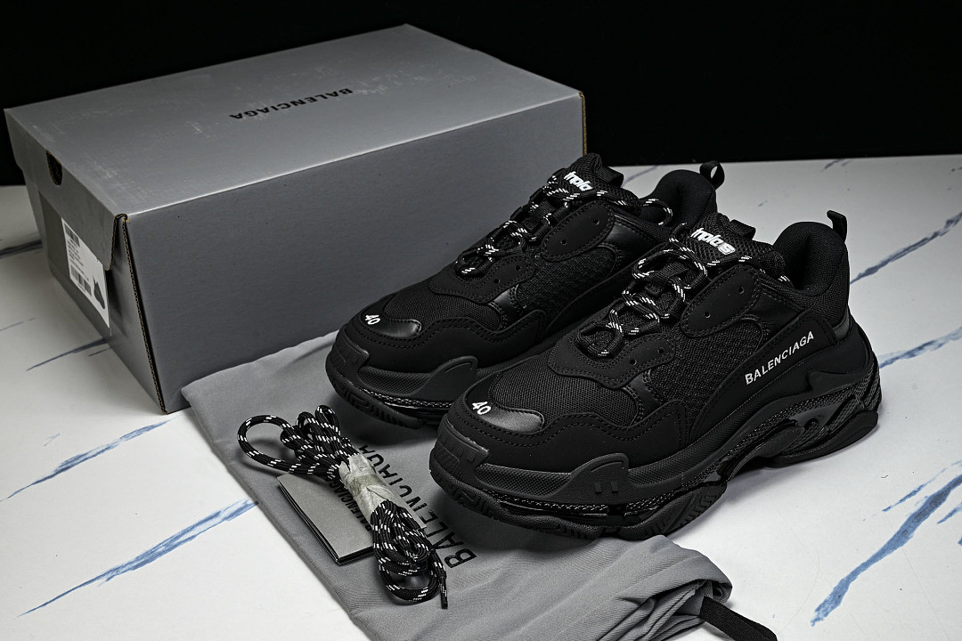 Ba1en*iaga Triple S 3.0 W1FB3-1001