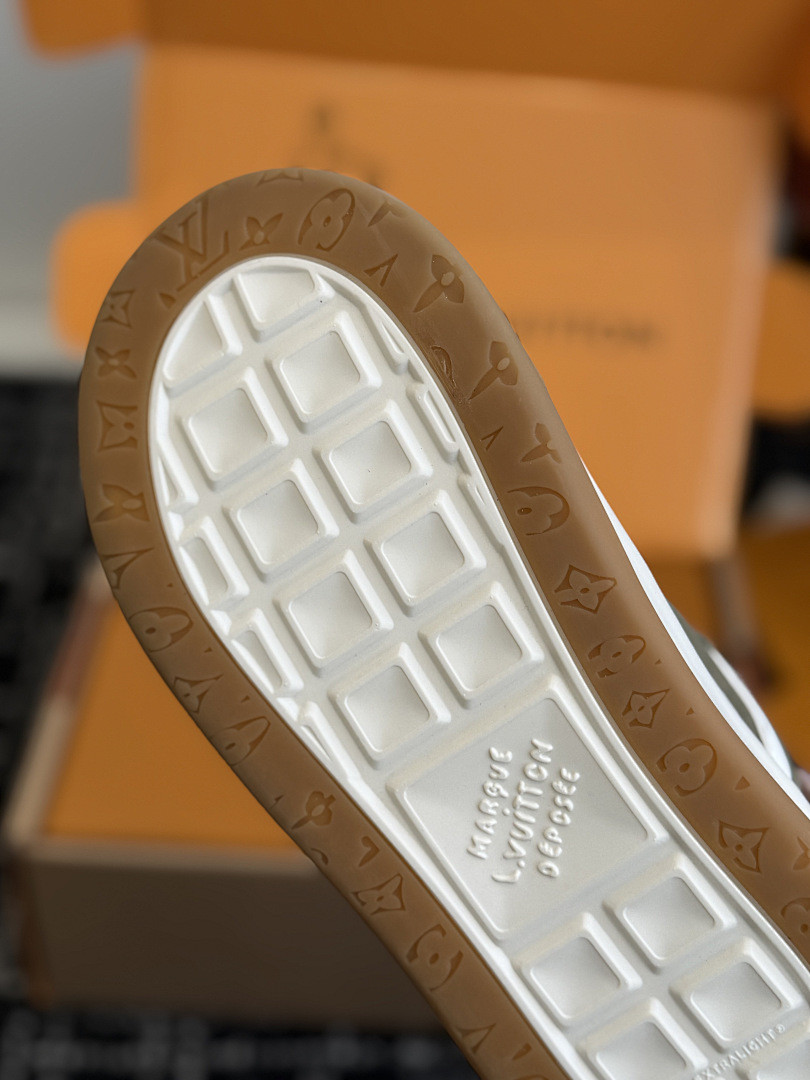 L*V TILTED Sneaker