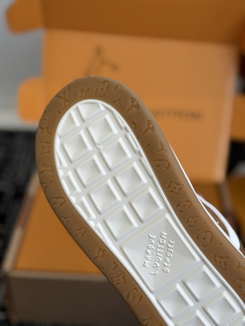 L*V TILTED Sneaker