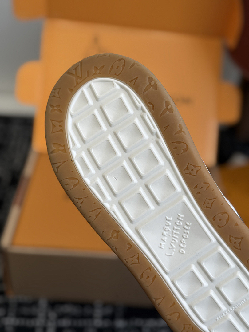 L*V TILTED Sneaker