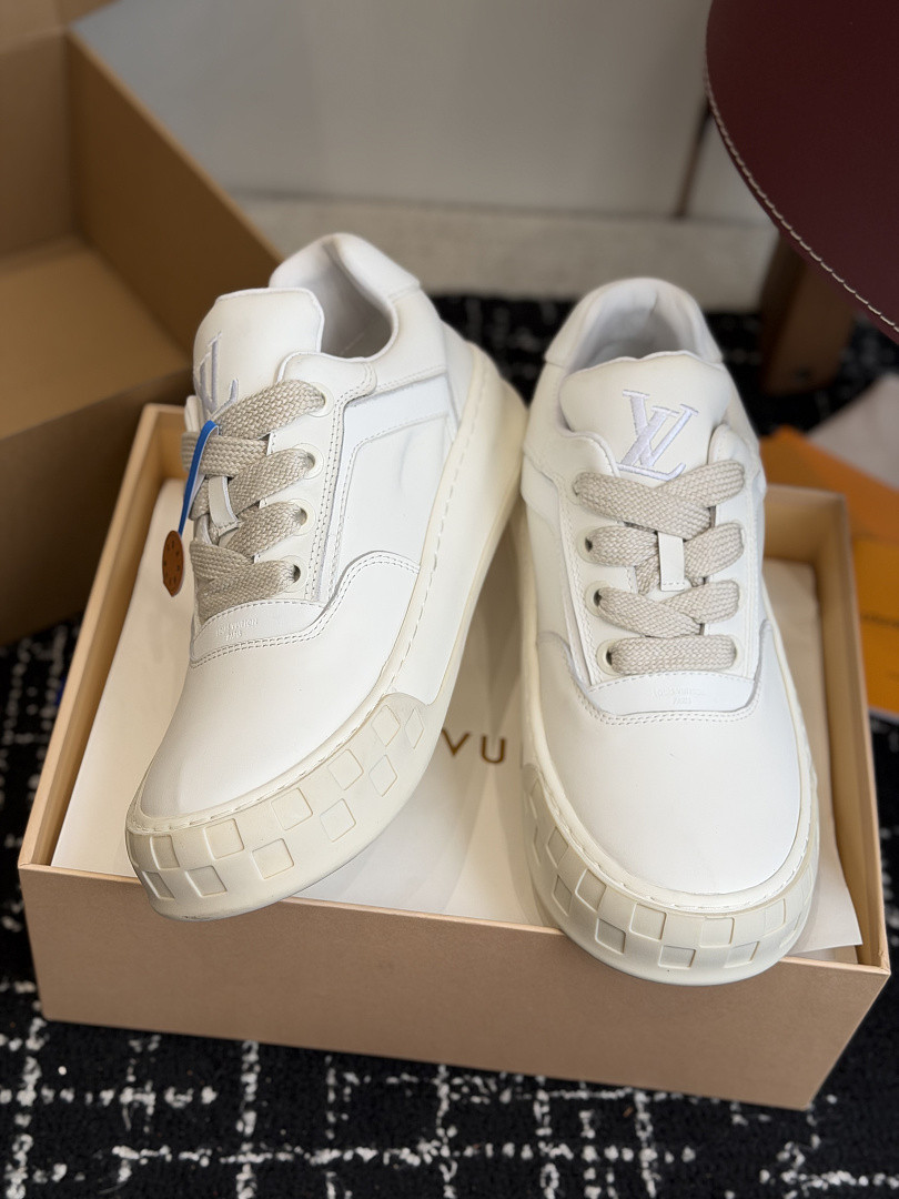 L*V TILTED Sneaker