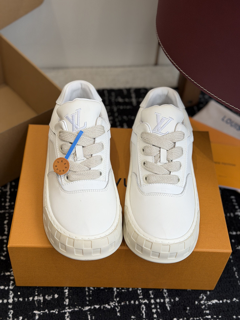 L*V TILTED Sneaker