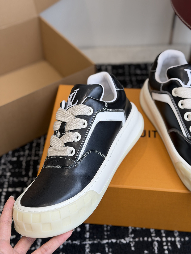 L*V TILTED Sneaker