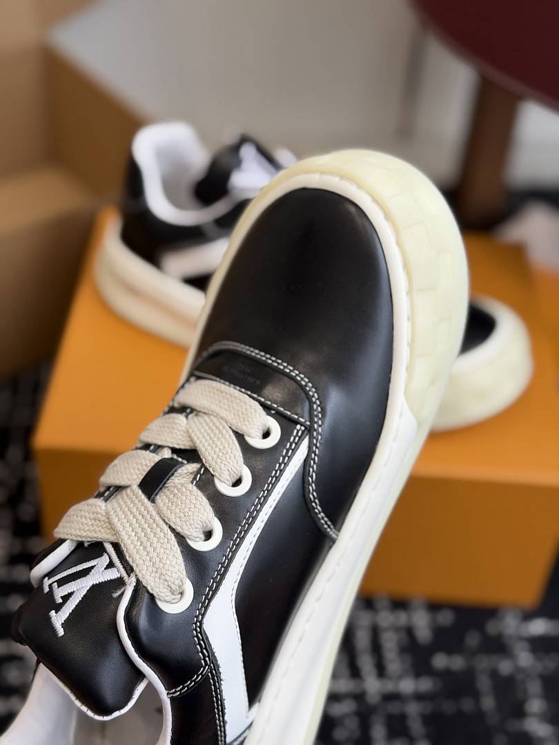 L*V TILTED Sneaker