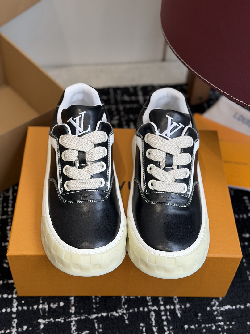 L*V TILTED Sneaker