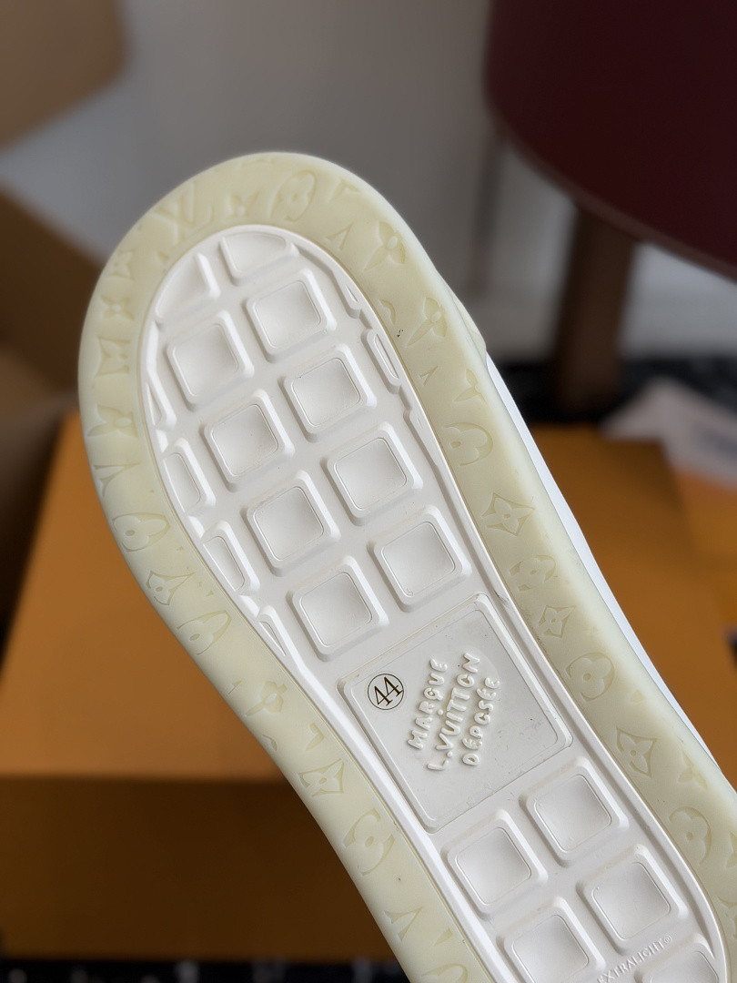 L*V TILTED Sneaker