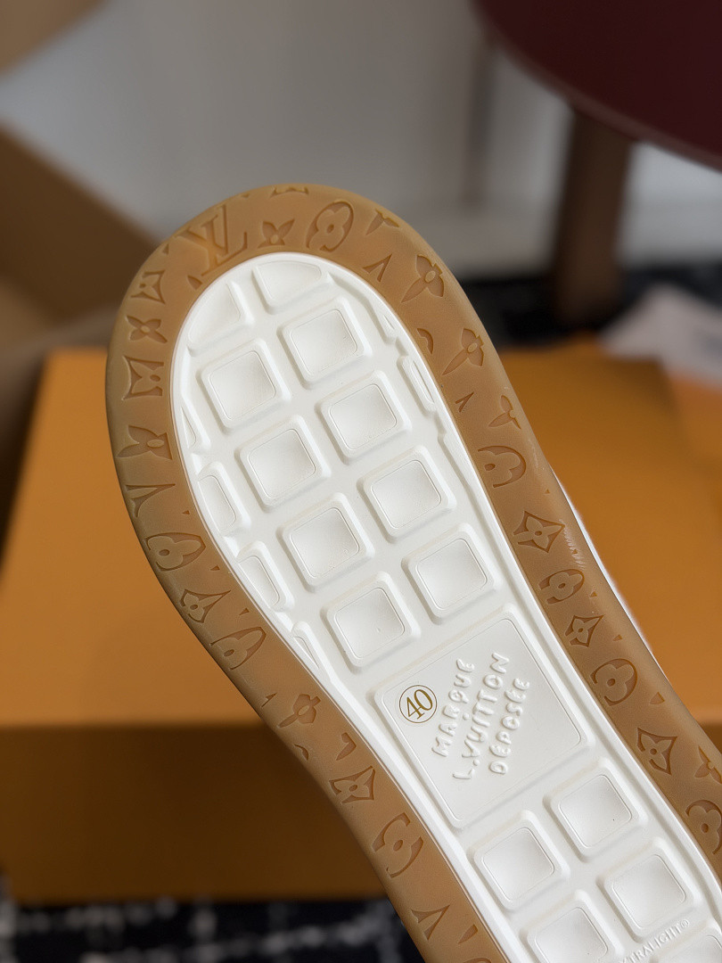 L*V TILTED Sneaker