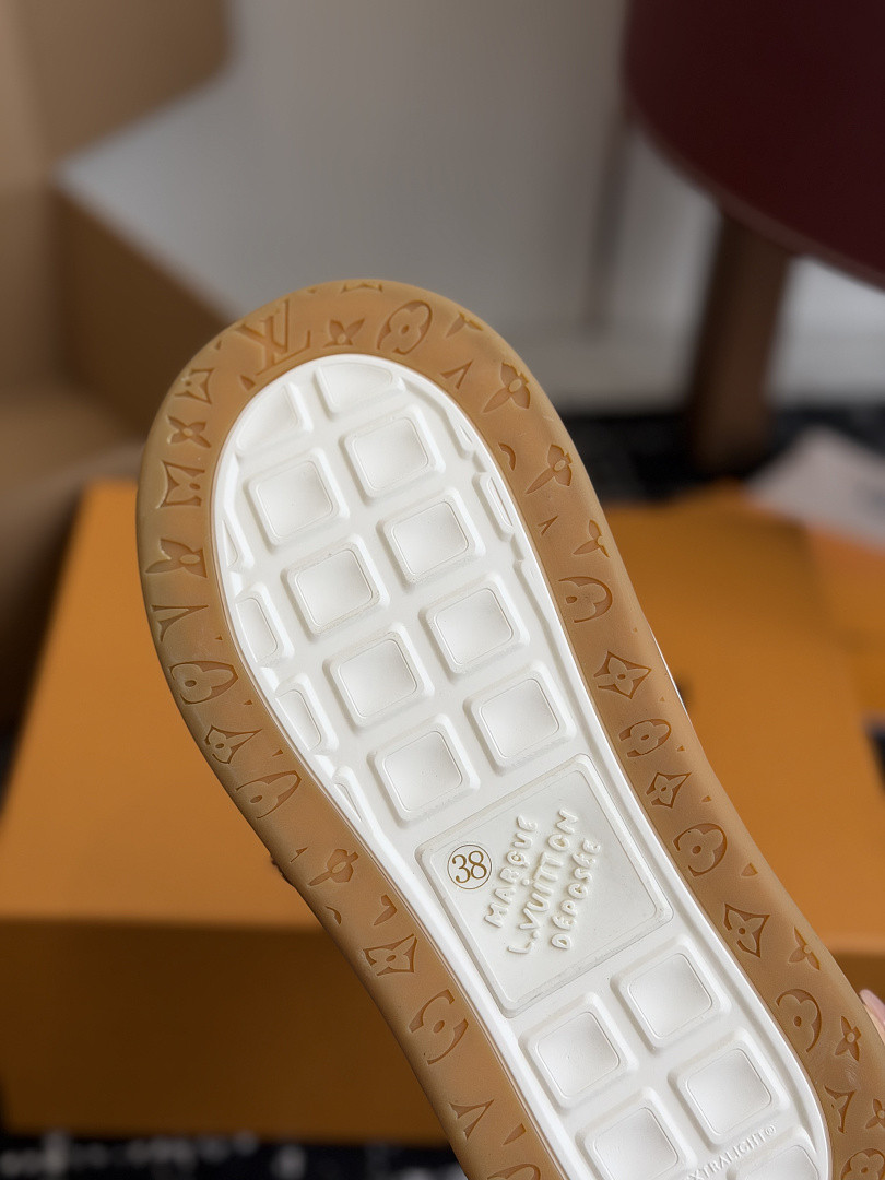 L*V TILTED Sneaker