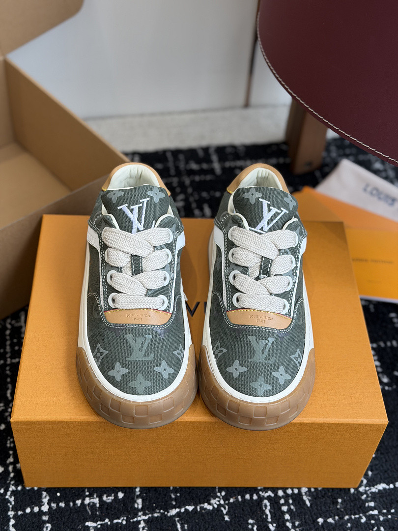 L*V TILTED Sneaker