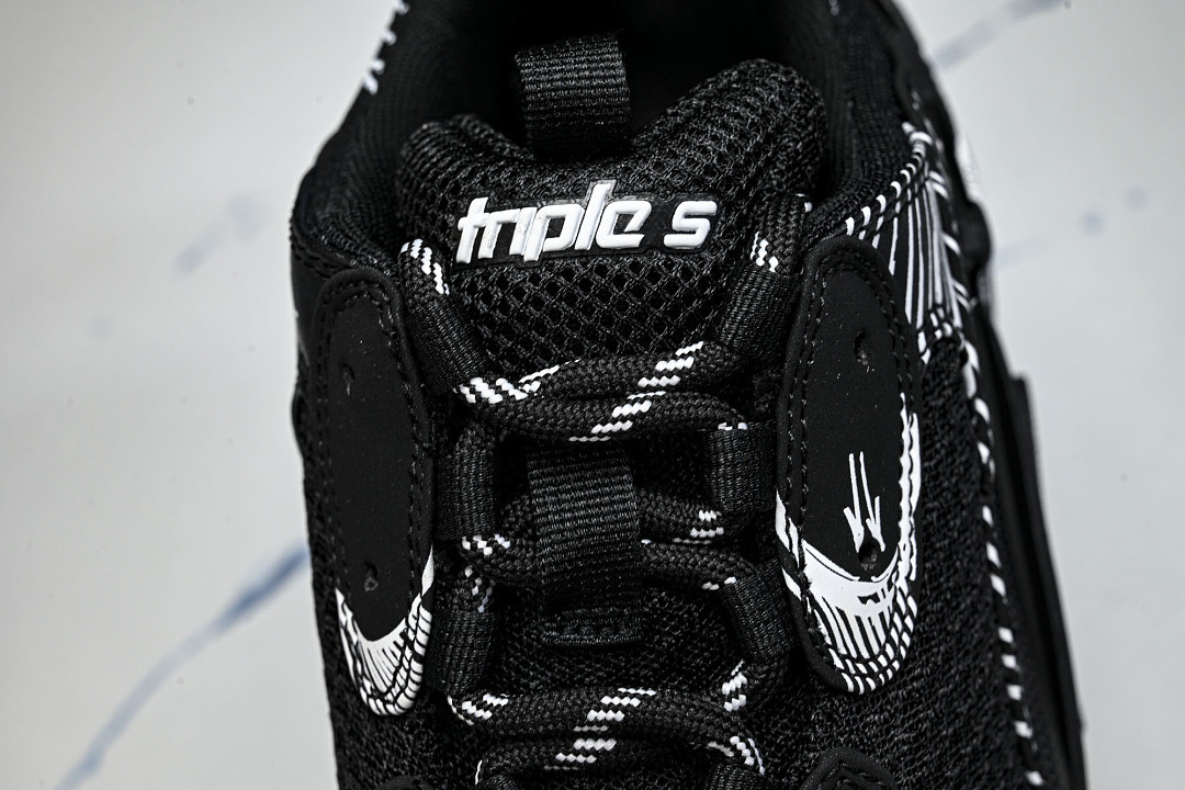 Ba1en*iaga Triple S W2FW6-0102