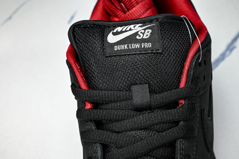 Svp*me x Nike SB Dunk Low HQ8487-001
