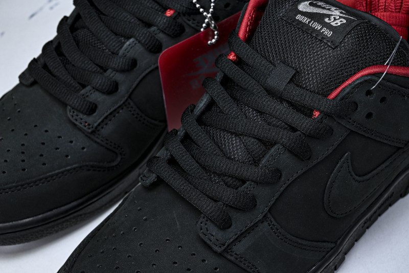 Svp*me x Nike SB Dunk Low HQ8487-001