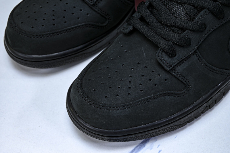 Svp*me x Nike SB Dunk Low HQ8487-001