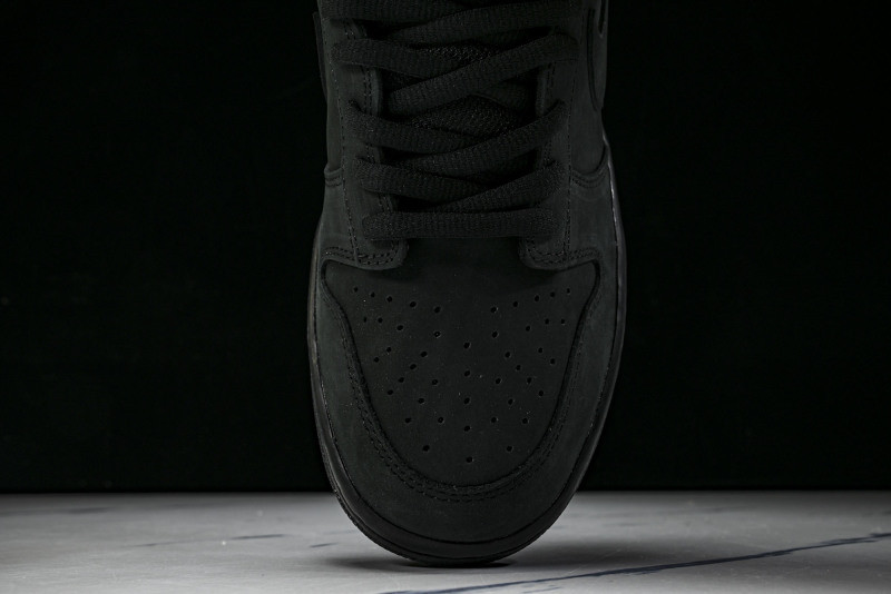 Svp*me x Nike SB Dunk Low HQ8487-001