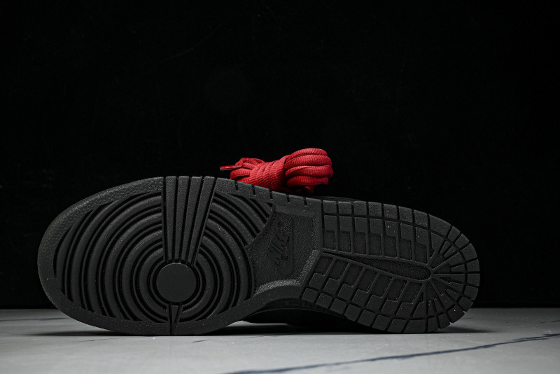Svp*me x Nike SB Dunk Low HQ8487-001