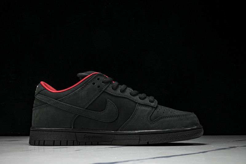 Svp*me x Nike SB Dunk Low HQ8487-001