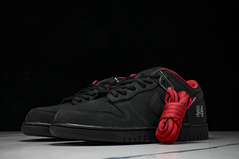 Svp*me x Nike SB Dunk Low HQ8487-001