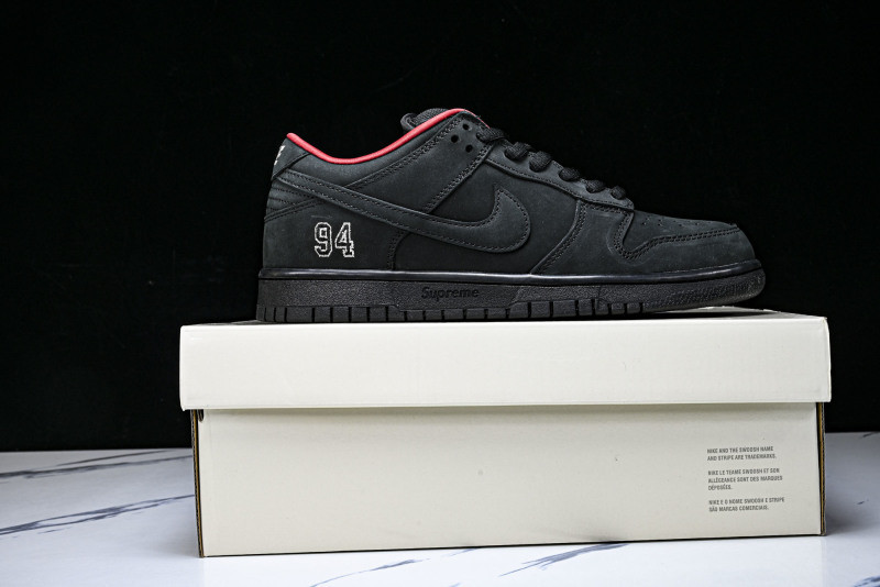 Svp*me x Nike SB Dunk Low HQ8487-001