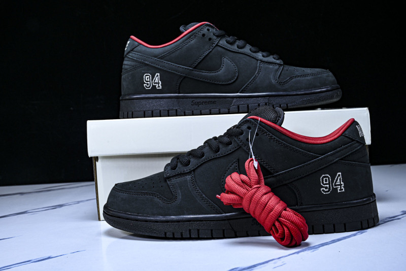 Svp*me x Nike SB Dunk Low HQ8487-001