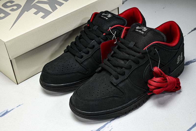 Svp*me x Nike SB Dunk Low HQ8487-001
